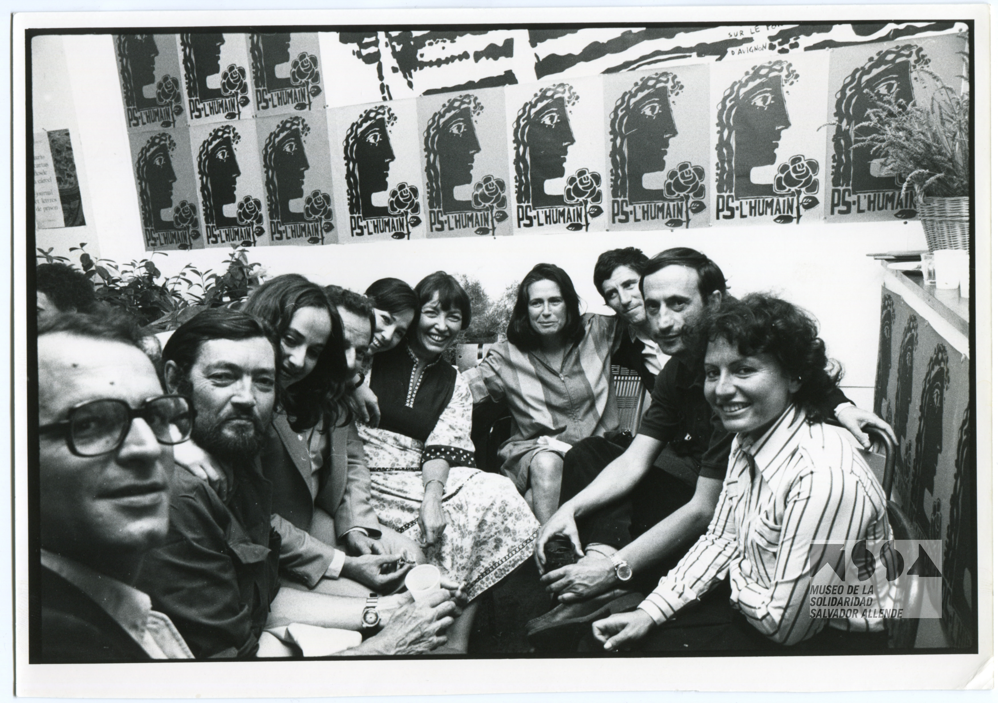 Retrato grupal colaboradores del MIRSA, inauguración de la exposición *Musée International de la Résistance Salvador Allende*, Palais des Papes, Centre de Congrès. Avignon, Francia, julio 1977. De izquierda a derecha (identificados): Julio Cortázar, Pilar Fontecilla, Dominique Taddei, Isabel Ropert, Miria Contreras, Jack Lang, Aníbal Palma y Monique Buczynski. Fondo MIRSA, cód. FTA-FE0014, Archivo MSSA.