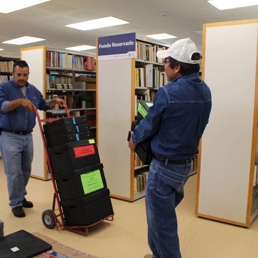 Imagen 2. Traslado del archivo personal del centro de documentación a la Sala *Miantskuarhu*. 1 de junio del 2017. Foto: Salvador Luna Perales.