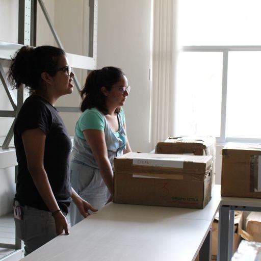 Imagen 4. Alumnas de la Licenciatura en Administración de Archivos y Gestión Documental durante las labores de traslado del archivo en coordinación con profesores de la carrera, ejercicio que más tarde asociarían como una de sus experiencias de aprendizaje situado. 1 de junio del 2017.