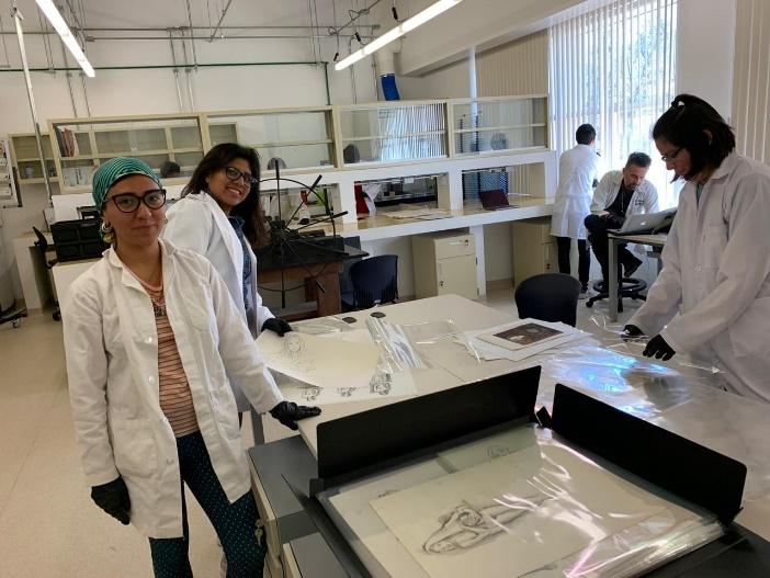 Imagen 6. Estudiantes y profesores de segundo semestre de la Licenciatura en AAyGD organizando bocetos de Zalce en el marco de Taller de Integración Básico II. Foto: Yaminel Bernal, febrero del 2020.