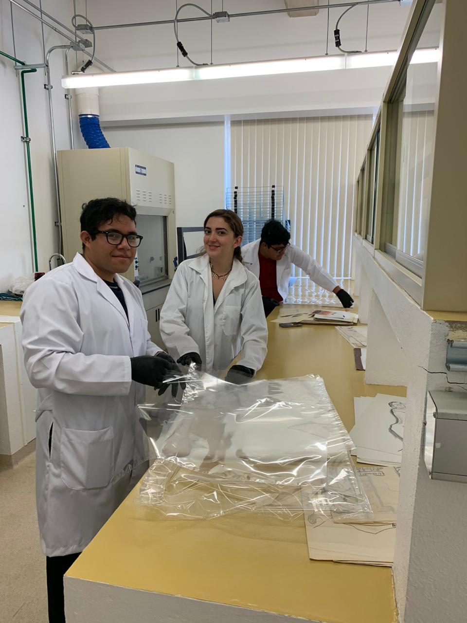 Imagen 7. Estudiantes de segundo semestre de la Licenciatura en AAyGD organizando bocetos de Zalce en el marco de Taller de Integración Básico II. Foto: Yaminel Bernal, febrero del 2020.